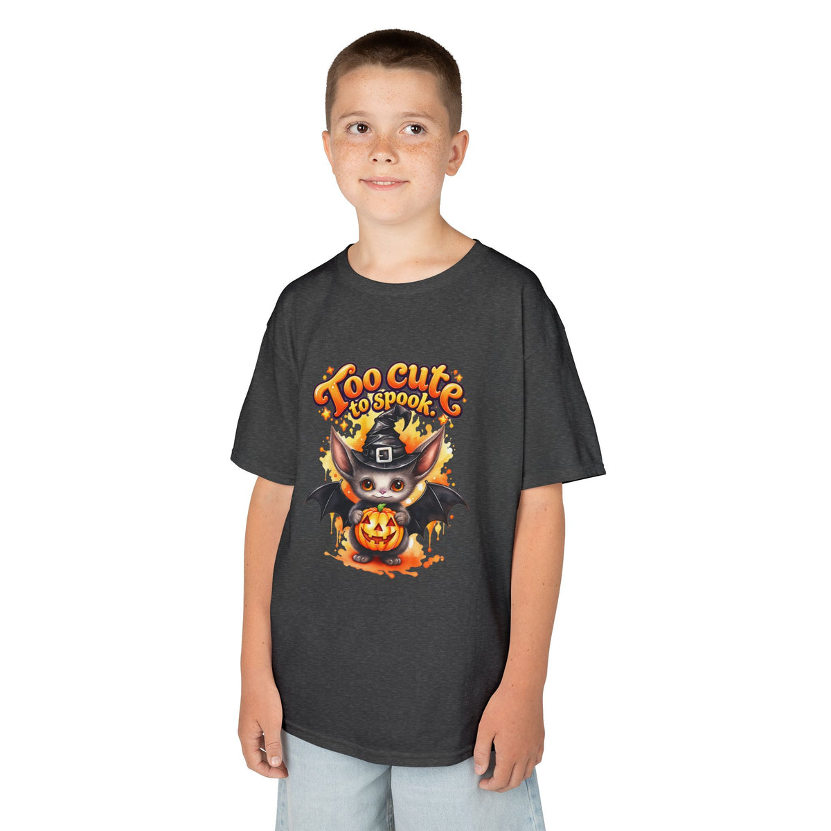 Camiseta infantil de Halloween — Diseño de murciélago y calabaza "Too Cute to Spook"