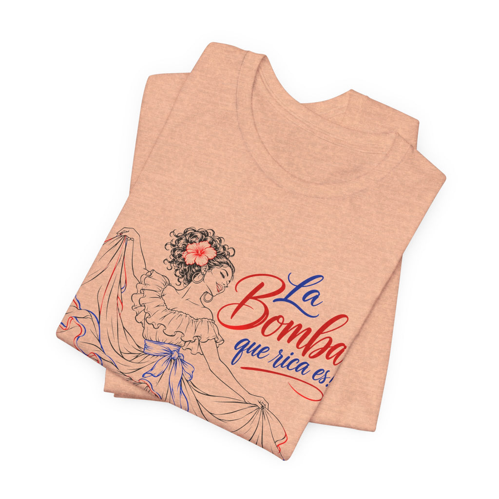 Camiseta UNISEX JERSEY BELLA+CANVA con dibujo lineal "La Bomba Que Rica Es!"