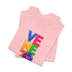 Camiseta Venezolana Pride — Camiseta con gráfico de letras apiladas coloridas