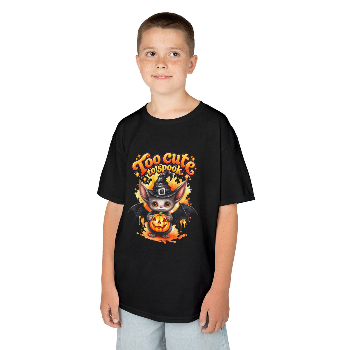 Camiseta infantil de Halloween — Diseño de murciélago y calabaza "Too Cute to Spook"