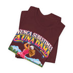 “Nunca Subestimes a Una Dama que Juega Golf” Colorful Ladies Bella+Canvas Golf T‑Shirt
