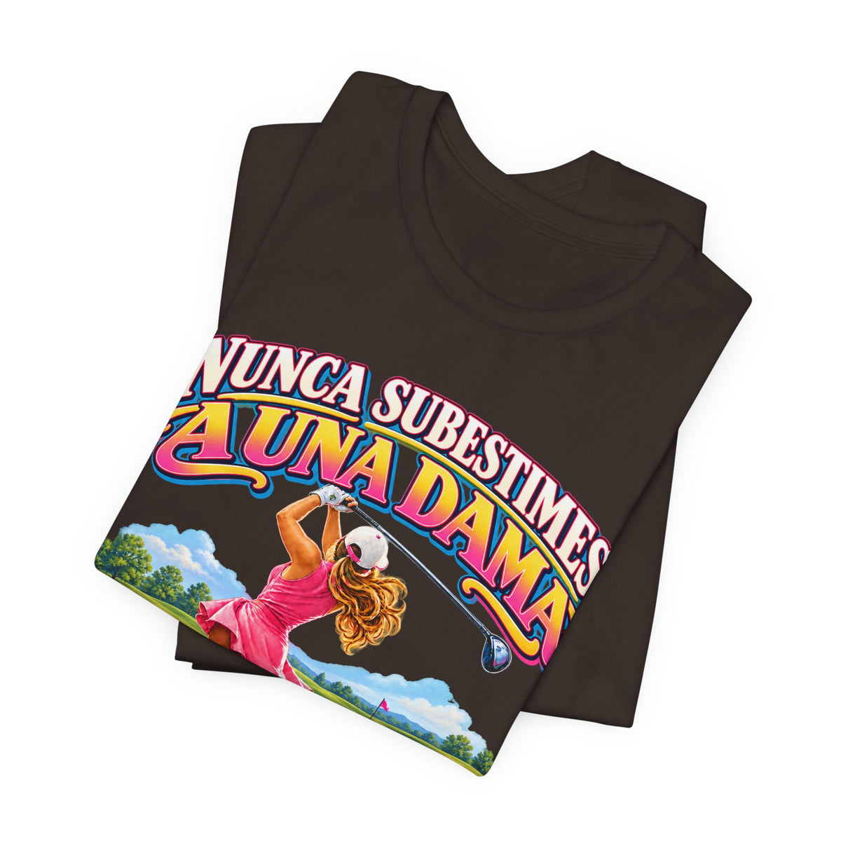 “Nunca Subestimes a Una Dama que Juega Golf” Colorful Ladies Bella+Canvas Golf T‑Shirt