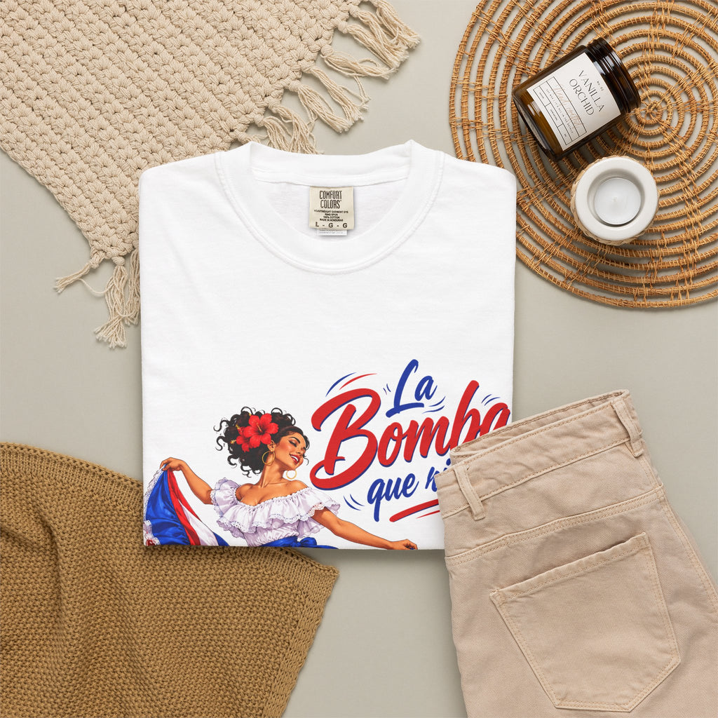 Camiseta La Bomba Que Rica Es — Camiseta retro de bailarina folclórica boricua