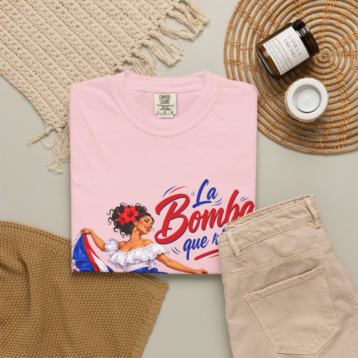 Camiseta La Bomba Que Rica Es — Camiseta retro de bailarina folclórica boricua