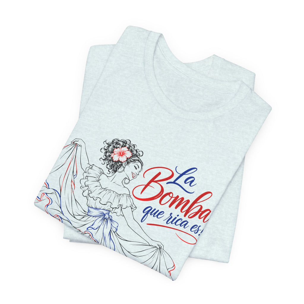 Camiseta UNISEX JERSEY BELLA+CANVA con dibujo lineal "La Bomba Que Rica Es!"
