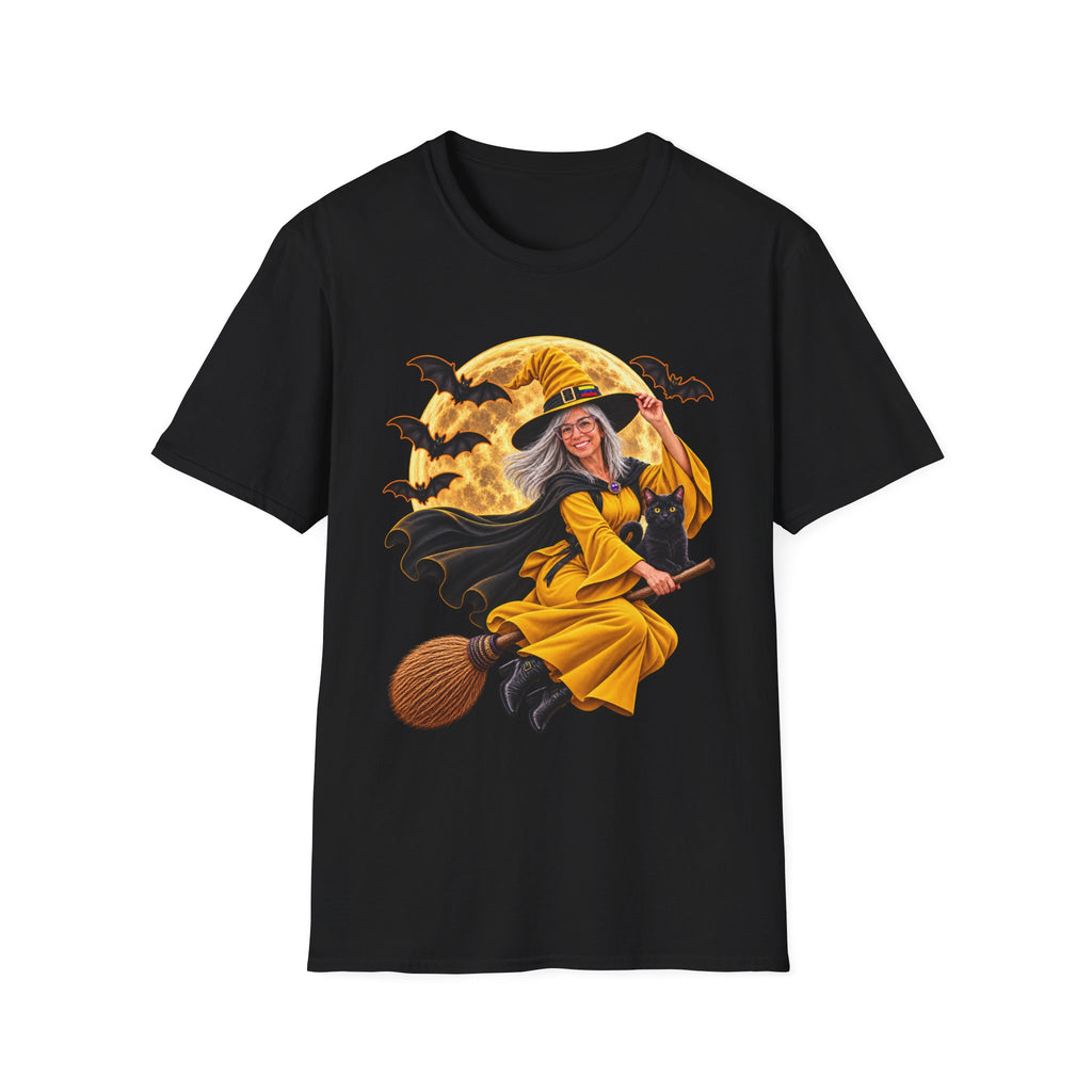Camiseta de bruja de Halloween: bruja volando en escoba con luna llena y murciélagos