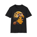Camiseta de bruja de Halloween: bruja volando en escoba con luna llena y murciélagos