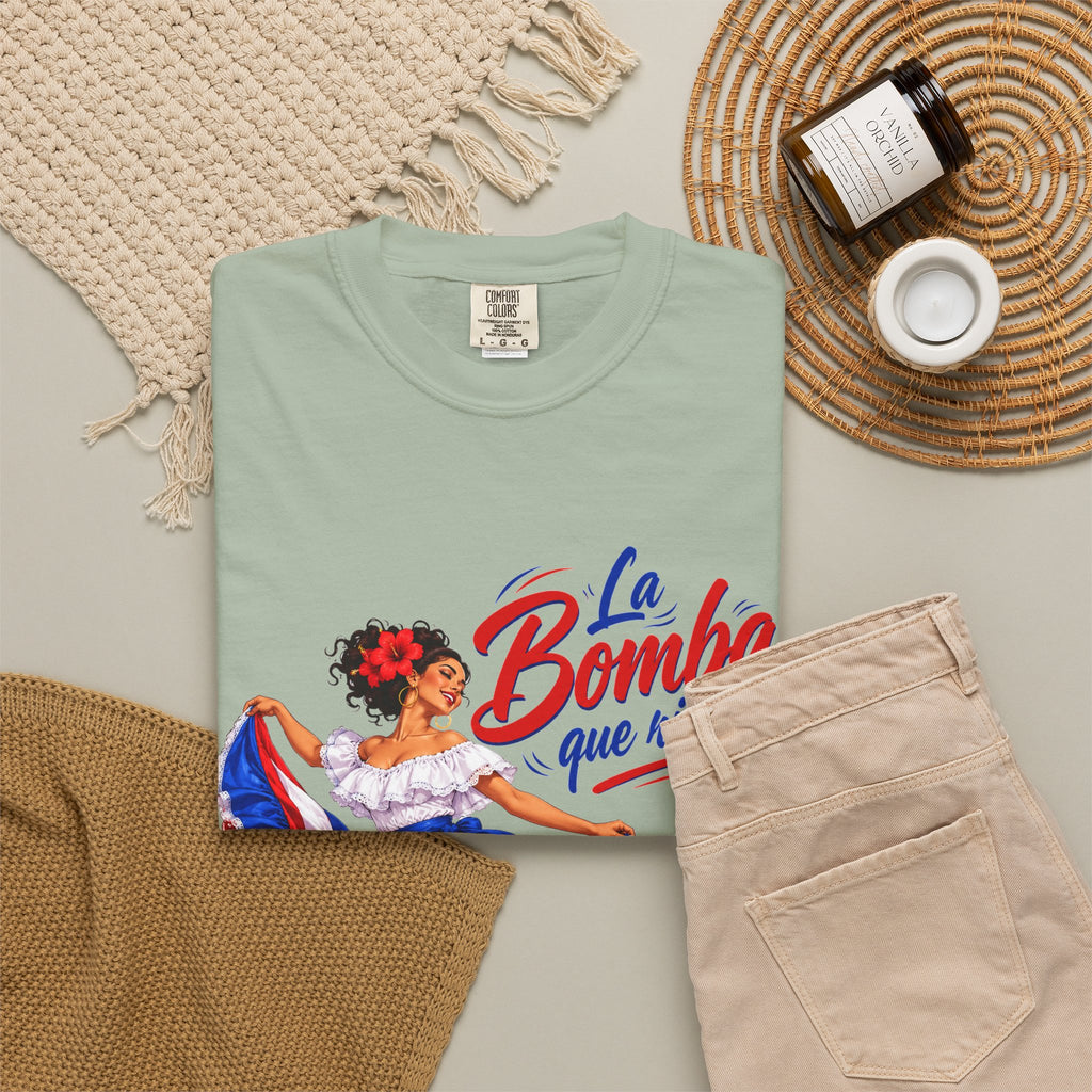 Camiseta La Bomba Que Rica Es — Camiseta retro de bailarina folclórica boricua