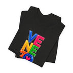 Camiseta Venezolana Pride — Camiseta con gráfico de letras apiladas coloridas