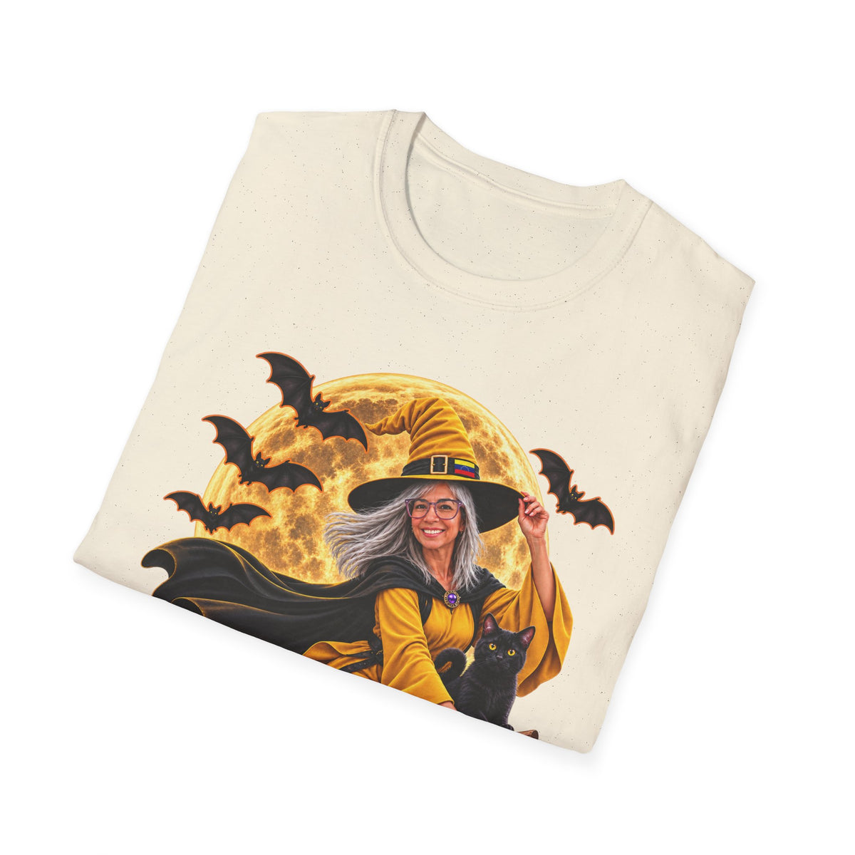 Camiseta de bruja de Halloween: bruja volando en escoba con luna llena y murciélagos