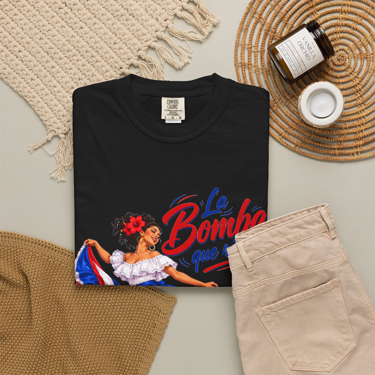 Camiseta La Bomba Que Rica Es — Camiseta retro de bailarina folclórica boricua